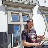 Marko Soršak - Soki je nastopil na balkonu Narodnega doma v 
Mariboru. 