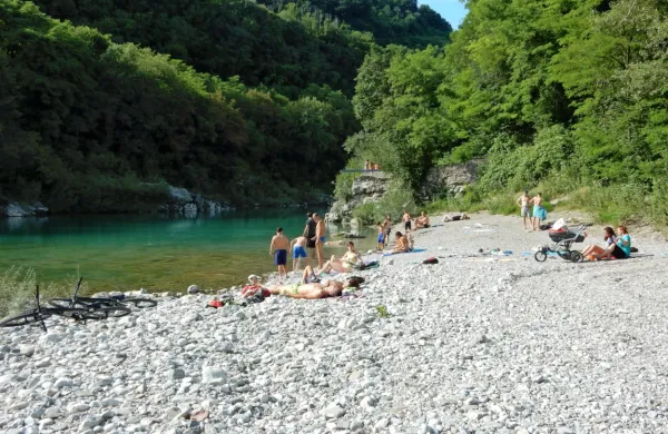 Kopališče v Kanalu je zelo priljubljeno, ne le med domačini. V 
kanalski občini so odločno proti temu, da bi mu odvzeli status 
kopalnih voda. 