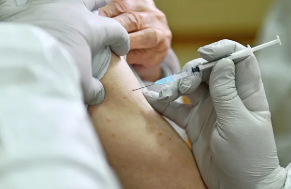 Cepljenje naj bi prenos novega koronavirusa zmanj&scaron;alo za do 50 odstotkov