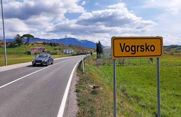 Policistka in policist  sta pred letom  in slabimi tremi meseci na 
začetku naselja  Vogrsko ustavila prehitrega voznika,  nato pa je 
policistko poklical sodelavec ... 