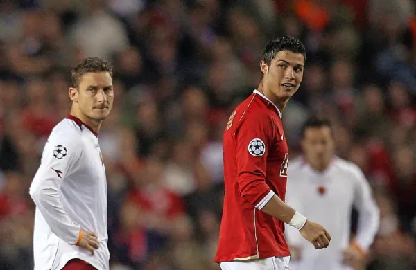 Francesco Totti (levo) je bil  aprila 2007 med akterji Romine nočne  
more v Gledališču sanj. Manchester United s Cristianom Ronaldom 
(v rdečem) je povratni dvoboj na Old Traffordu dobil kar s 7:1.