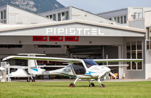 V sredo popoldne so v skladišču ajdovskega podjetja Pipistrel pri 
razkladanju tovornjaka naleteli na mlada migranta iz Pakistana.