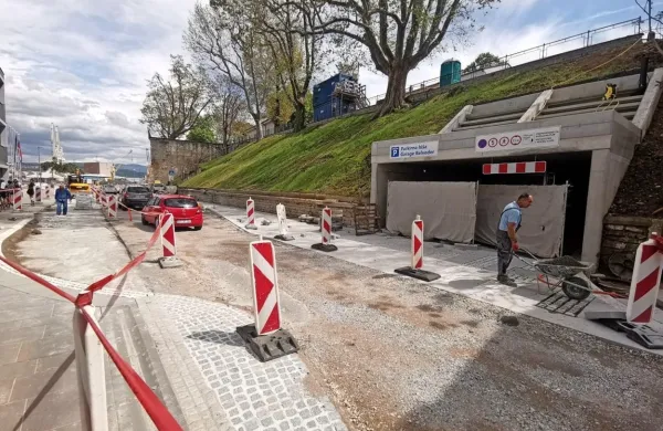 Garažno hi&scaron;o pod Muzejskim trgom bodo odprli sredi maja