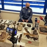 Policisti so  zasežene fosile predstavili  na novinarski konferenci. 