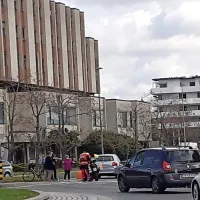 Z avtom trčila v kolesarko