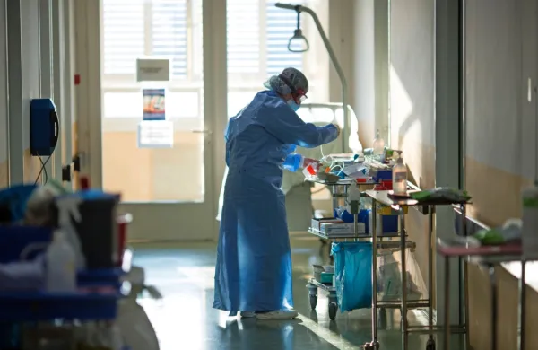 V četrtek potrdili 949 okužb, umrlo sedem covidnih bolnikov