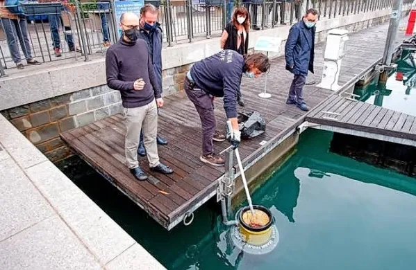 V Sesljanu so postavili prvega od štiriintridesetih morskih zabojnikov za odpadke, plastiko in mikroplastiko Sea bin.