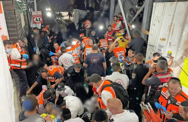 

Policijski viri so za časnik Haaretz povedali, da se je tragedija 
zgodila, ko je nekaj romarjem spodrsnilo na stopnicah, zaradi 
česar je več deset ljudi padlo, nato pa so ljudje iz goste množice 
skušali zbežati.
