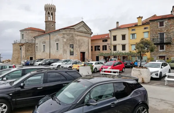 Še včeraj je bilo piransko Prešernovo nabrežje tako polno 
avtomobilov stalnih prebivalcev, jutri pa postaja peš cona in javna 
terasa za gostinske mize.   