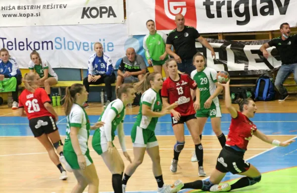 Mlinotest na današnji tekmi s Krko  računa na velik delež reprezentantk Teje Ferfolja (z žogo) in Nuše Fegic (13).