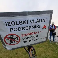 Petkovi protestniki na kolesih znova izrazili nasprotovanje vladi, protestirali tudi v Izoli