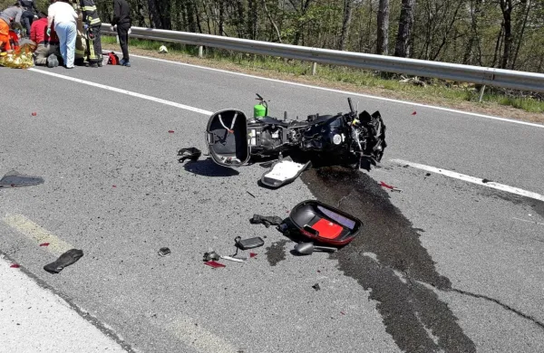 Na regionalni cesti Kozina - Divača, pri odcepu za avtocestno bazo 
na Kozini, sta danes nekaj minut po 14. uri trčila voznik motornega 
kolesa in osebnega avtomobila, ki sta vozila iz smeri Kozine proti 
Divači. (Foto: PGD Materija)