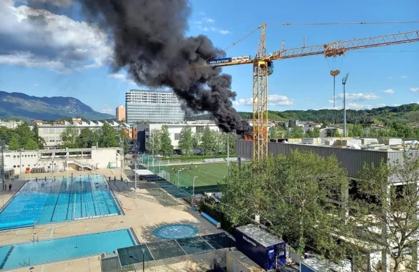 Nekaj minut po 17. uri je zagorelo na strehi novega bazena v Novi 
Gorici. (Foto: Leo Caharija)