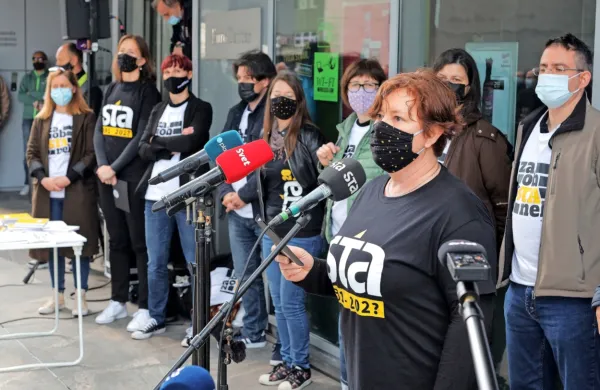 Predsednica Sindikata novinarjev Slovenije Alenka Potočnik j 
eopozorila, da prva vloga novinarjev ni biti novica: “Da smo v 
težavah mi in da nas je v težave spravila vlada, je nesprejemljivo.”