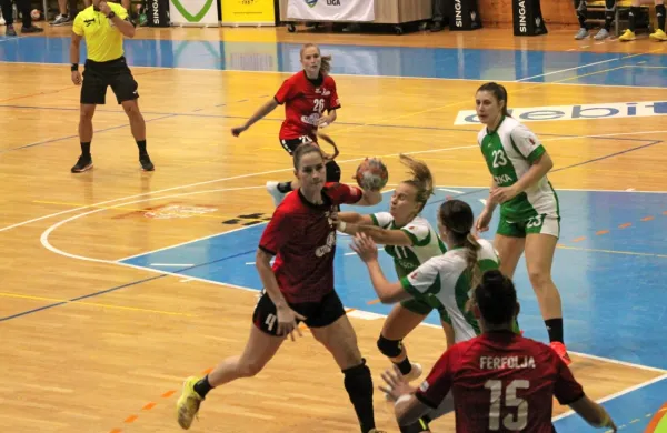 Med najboljšimi Ajdovkami na tekmi s Krko je bila Dominika 
Mrmolja (z žogo).
