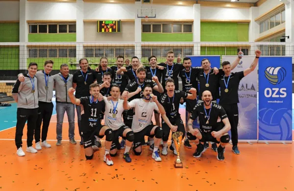 Takole so se pokala veselili odbojkarji Calcita. Levo od pokala kleči 
Izolan Mitja Gasparini, v drugi vrsti pa je prvi z leve v črni opravi 
kanalski trener Kamničanov Gregor Jerončič. 