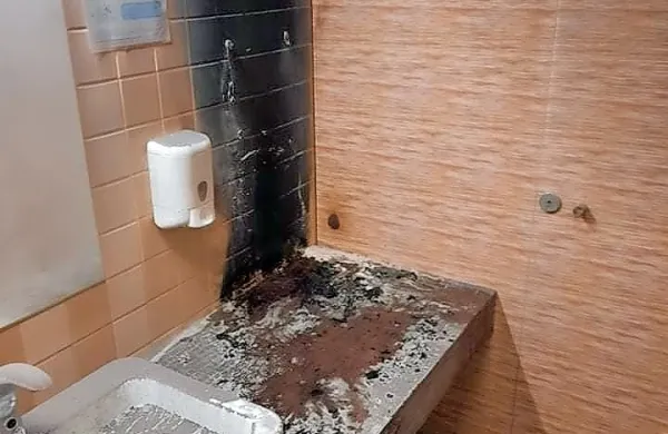 Vandal zanetil požar v javnih strani&scaron;čih