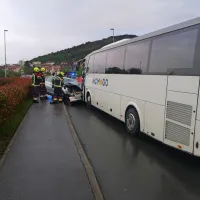 Z avtobusom trčil v avto