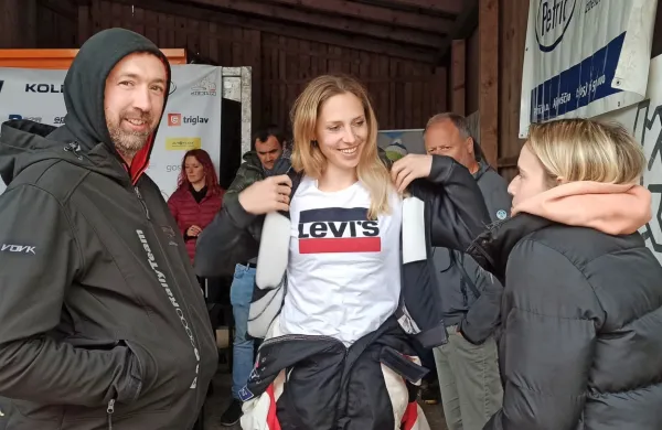 Novogoriška smučarka Ana Bucik (v sredini) je s prijatelji delila 
svoje navdušenje nad izkušnjo  rally sovoznice. 