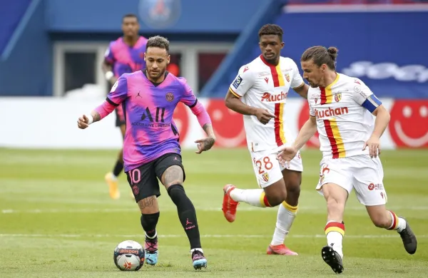 Neymar (z žogo) bo nocoj eden glavnih adutov Parižanov na 
povratnem polfinalnem dvoboju lige prvakov v Manchestru.