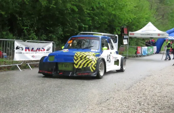 V ovinke so se pognali tudi starodobniki.  Izstopal je močno 'naviti' 
fiat 126 P, za starejše bralce tudi kalimero.