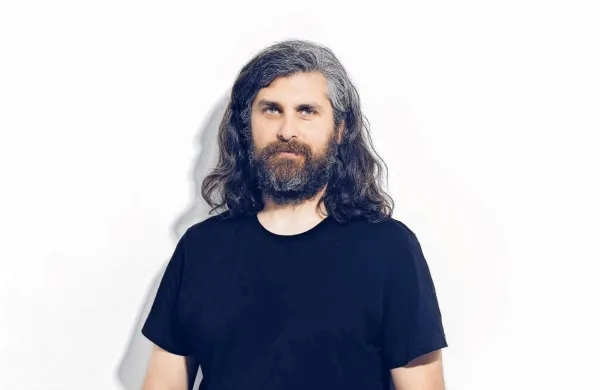 Simon Kocjančič živi in ustvarja v Truškah pri Kopru.