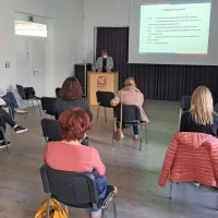 Včeraj je v Sežani predsednik republiške sekcije obrtne zbornice 
Blaž Cvar pojasnil, da je država trd pogajalec pri predlogih 
gostincev, predvsem za določila prehajanja meja. Kraško-brkinski 
gostinci pa v večini živijo od italijanskih gostov.