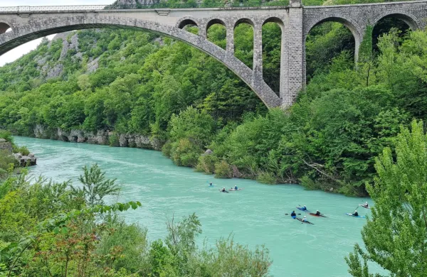 Nad kajakaško progo so deli reke, ki so varnejši za kopanje, menijo 
strokovnjaki.
