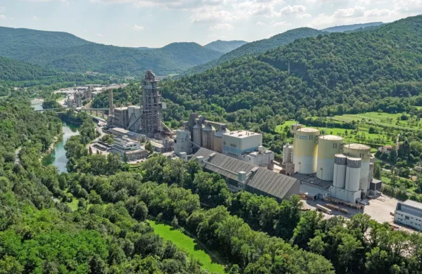 S proizvodnjo do milijon ton cementnega veziva letno Salonit 
Anhovo oskrbuje več kot 300 poslovnih kupcev doma in v tujini.