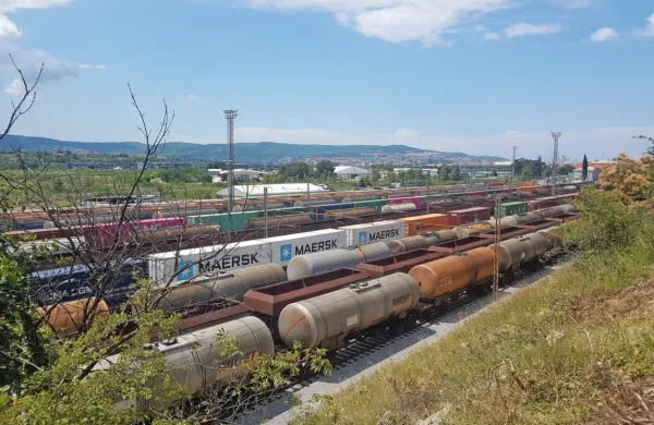 Po prvotni obtožbi je tožilstvo obtoženim očitalo, da so iz tovornih 
vagonov ukradli različno blago, vredno 40.000 evrov. 