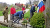 Ob spomeniku padlim med NOB v Zakojci - spredaj Ermin Oblak, 
čepi Jože Jeram.
