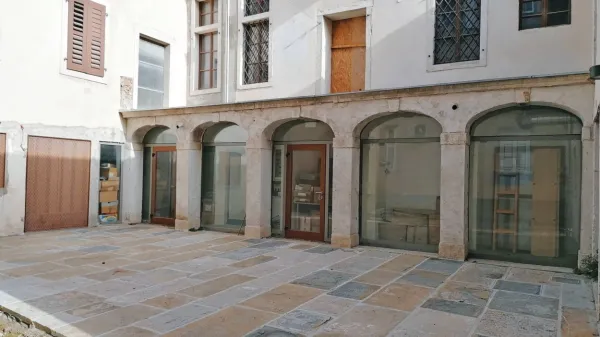 V stavbi, ki je med domačini znana kot “Borilnica”, bo našel prostor Center za beneško zgodovino in kulturno dediščino ZRS Koper.