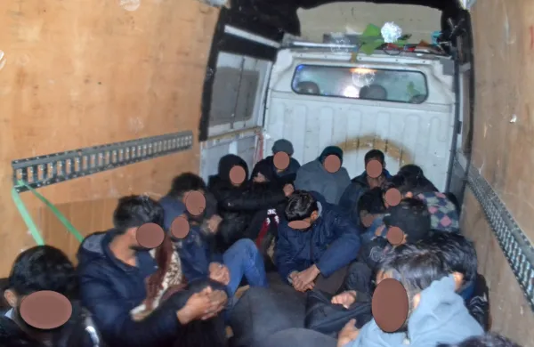 Šmarski policisti so  v nedeljo  v Podsredi ustavili kombi, ki ga je 
vozil  23-letni voznik z Gorenjskega. Prevažal je 16 državljanov 
Pakistana.



