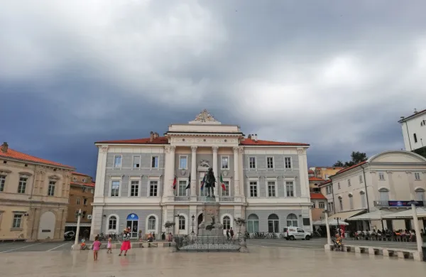&Scaron;est za direktorja občinske uprave