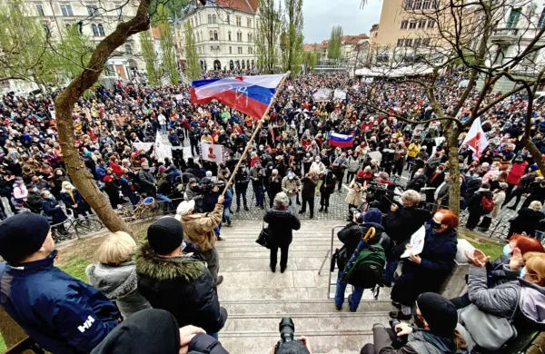 V zadnjem letu se je močno zvišal delež tistih, ki menijo, da so 
množični protesti povsem primerna oblika izražanja mnenja. 
Hkrati se je pomembno znižal delež tistih, ki takšno obliko 
izražanja mnenja zavračajo.  