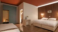 V najstarejšem hotelu v Postojni so med prenovo med drugim zamenjali vse sijalke z varčnimi, na 
novo vgrajena toplotna črpalka pa poleti hkrati hladi hotel in ogreva vodo.
