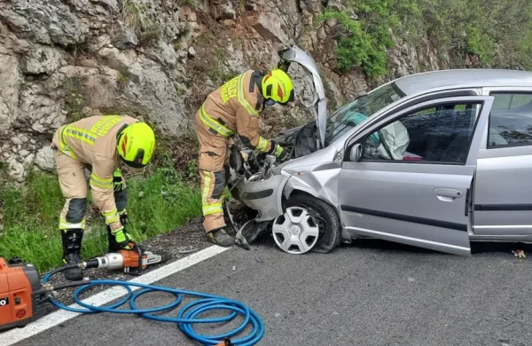 V nesreči sta se voznica in otrok v vozilu poškodovala. Foto: PGD 
Materija