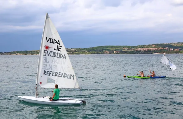 Predstavniki nevladnih organizacij in civilnih iniciativ ter prostovoljci so se danes zbrali v Kopru in znova pozvali državljane, naj 
prispevajo podpise za referendum o vodah. 