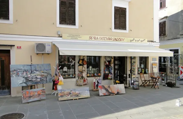Delavnici bo vodila Darija Hrovatič iz društva  Enost za kreativno 
življenje iz Novega mesta,   potekali bosta na  Manziolijevem trgu 
pred Sobo ustvarjalcev  od 16. do 17. ure in od 17. do 18. ure.