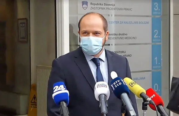 Minister Janez Poklukar se je danes cepil s cepivom AstraZenece.