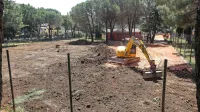 Zemljišče, na katerem so bila teniška igrišča, je zavzela težka 
mehanizacija. Na njem bodo posadili travo in ga poleti  po potrebi 
namenili   parkiranju hotelskih gostov. 