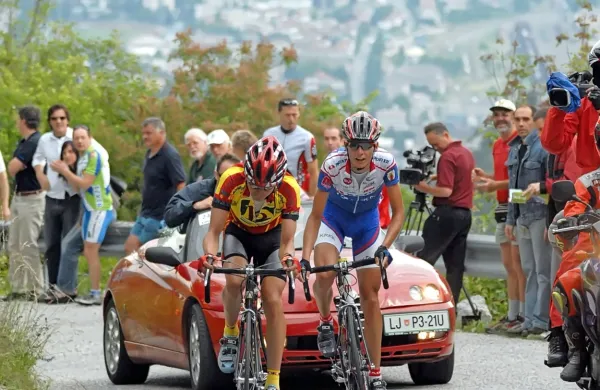 Leta 2006 sta se na Sveti gori za zmago na dirki po Sloveniji udarila Tomaž Nose (desno) in Jure Golčer, ki so ga spet zasrbeli prsti.