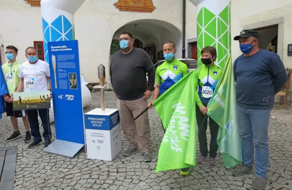Olimpijska bakla - priložnost za razmislek o idrijskem športu:  
Darko Peljhan, Tanja Žakelj, Valter Bonča, župan Tomaž Vencelj in 
Vladimir Kržišnik (od desne).