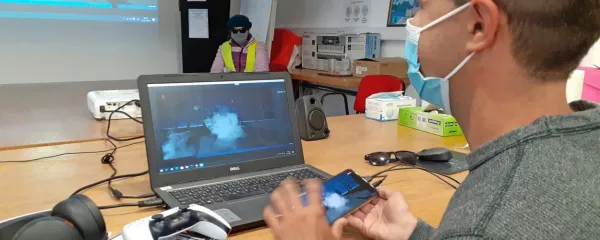 Med slepimi in slabovidnimi je precej zanimanja za igranje 
računalniških igric. Miha Srebrnjak poudarja, da se slepi in 
slabovidni z njimi izenačujejo z videčimi. 