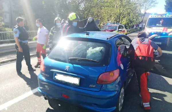 Nesrečo je nekaj minut pred 16. uro povzročila  44-letna voznica iz 
Maribora, ki se je vključevala  na cesto v smeri proti Valeti in je pri 
tem izsilila prednost avtobusu, ki ga je vozil 38-letni voznik. 