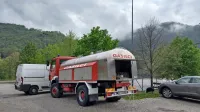 Cisterna s pitno vodo v vasi je rešitev v sili, na katero bodo 
domačini najbrž obsojeni še 
nekaj dni. 