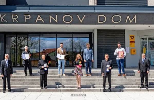 Pivški župan z letošnjimi občinskimi nagrajenci: podelitev  priznanj je zaradi epidemije potekala  brez občinstva. 