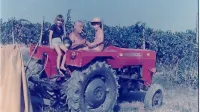 Kot mulci smo neizmerno uživali, ko smo lahko med trgatvijo sedli 
na ogromen rdeč traktor.
