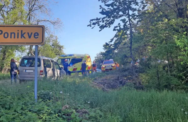 Pri vasi Ponikve  je  okoli 16.30  padla  voznica motorja z goriško 
registracijo. (Foto: ZGRS Sežana)