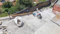 V delu Adamičeve ulice proti Pusterli te dni poteka suho fugiranje 
s peskom. 